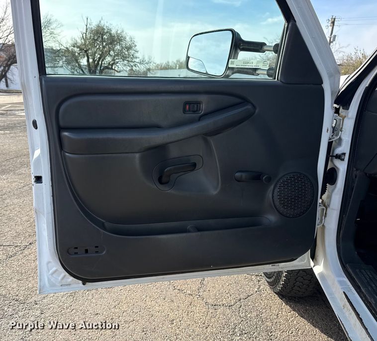 image for item EU4022 2006 Chevrolet Silverado 3500 flatbed pickup truck