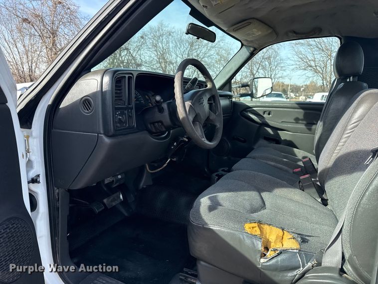 image for item EU4022 2006 Chevrolet Silverado 3500 flatbed pickup truck