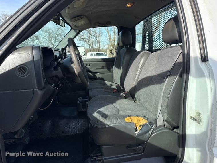 image for item EU4022 2006 Chevrolet Silverado 3500 flatbed pickup truck