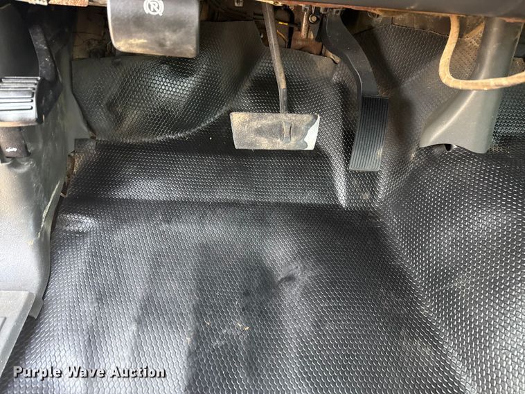 image for item EU4022 2006 Chevrolet Silverado 3500 flatbed pickup truck