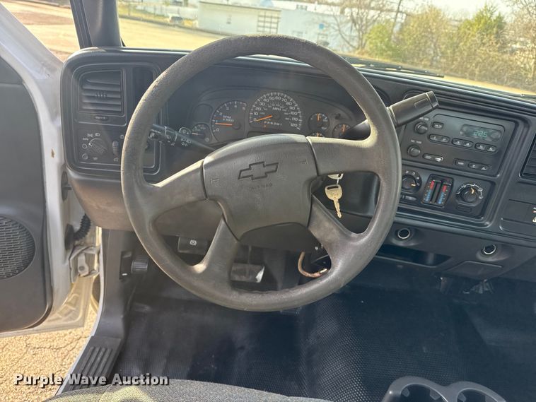 image for item EU4022 2006 Chevrolet Silverado 3500 flatbed pickup truck