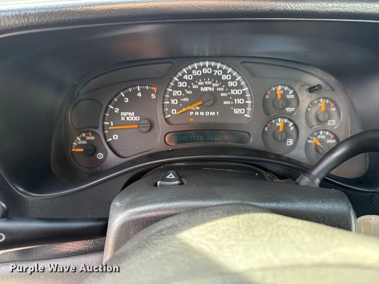 image for item EU4022 2006 Chevrolet Silverado 3500 flatbed pickup truck