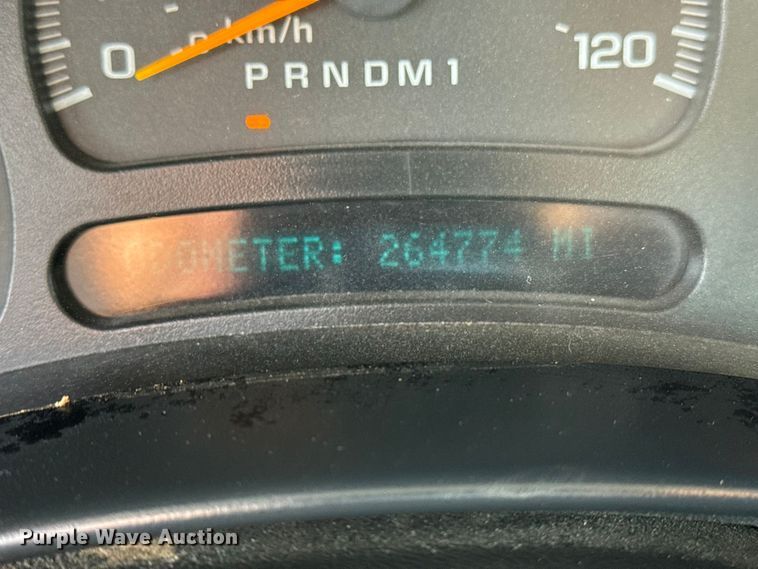 image for item EU4022 2006 Chevrolet Silverado 3500 flatbed pickup truck