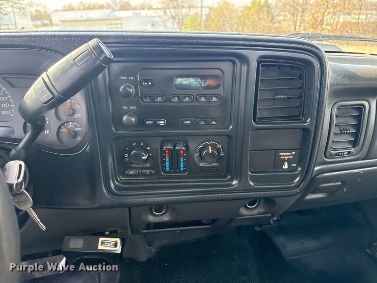 image for item EU4022 2006 Chevrolet Silverado 3500 flatbed pickup truck