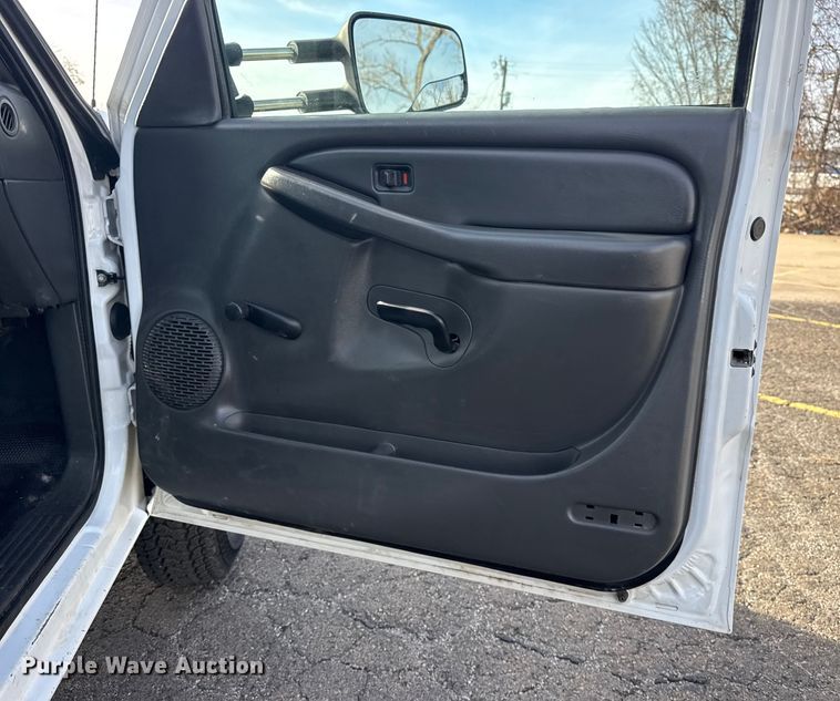 image for item EU4022 2006 Chevrolet Silverado 3500 flatbed pickup truck