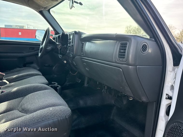 image for item EU4022 2006 Chevrolet Silverado 3500 flatbed pickup truck