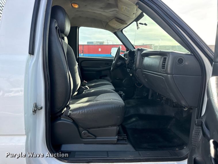 image for item EU4022 2006 Chevrolet Silverado 3500 flatbed pickup truck