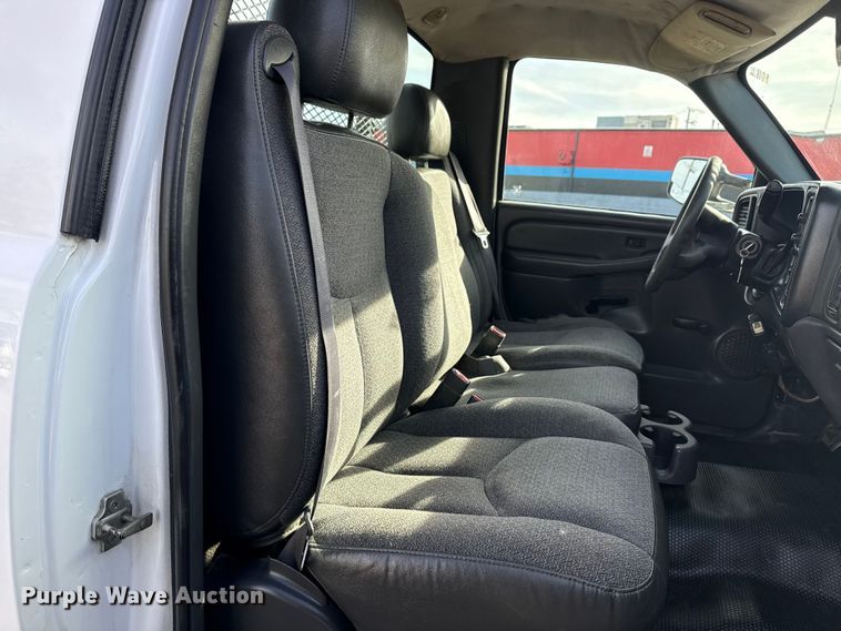 image for item EU4022 2006 Chevrolet Silverado 3500 flatbed pickup truck