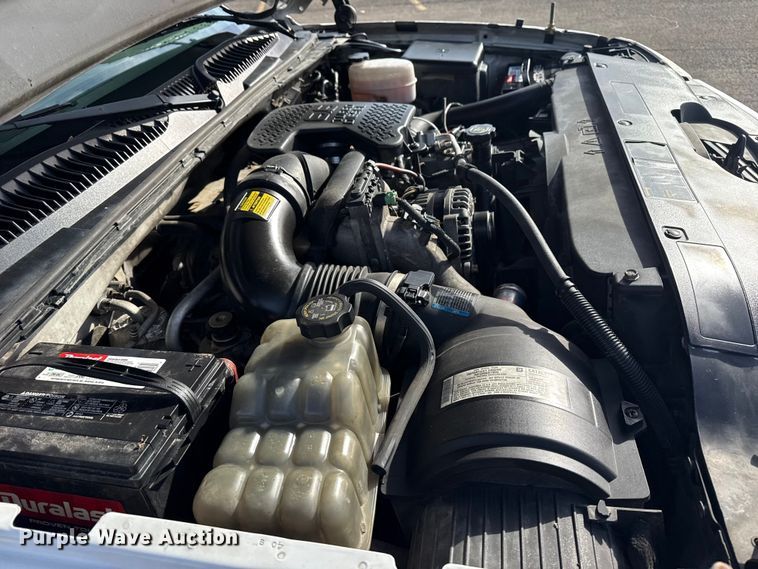 image for item EU4022 2006 Chevrolet Silverado 3500 flatbed pickup truck