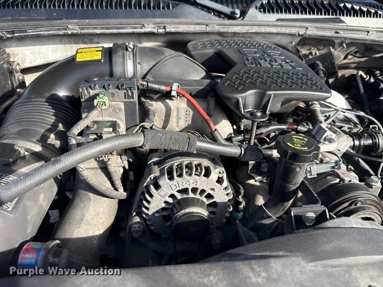 image for item EU4022 2006 Chevrolet Silverado 3500 flatbed pickup truck