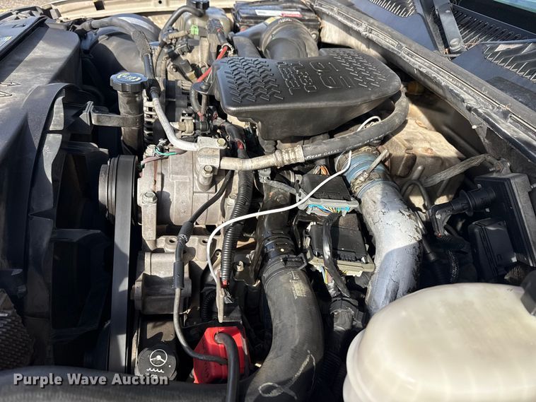 image for item EU4022 2006 Chevrolet Silverado 3500 flatbed pickup truck