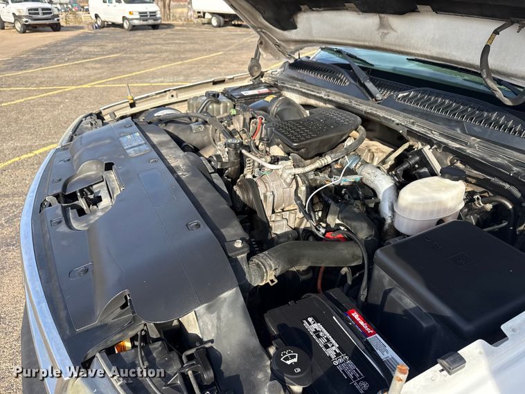 image for item EU4022 2006 Chevrolet Silverado 3500 flatbed pickup truck