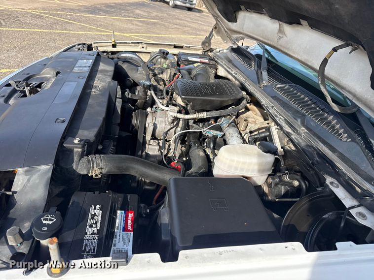 image for item EU4022 2006 Chevrolet Silverado 3500 flatbed pickup truck