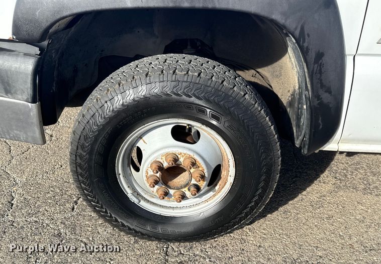 image for item EU4022 2006 Chevrolet Silverado 3500 flatbed pickup truck