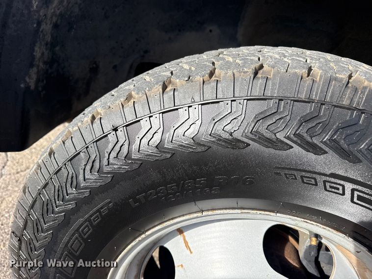 image for item EU4022 2006 Chevrolet Silverado 3500 flatbed pickup truck