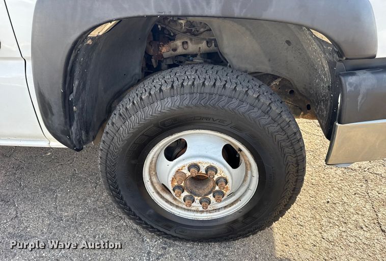 image for item EU4022 2006 Chevrolet Silverado 3500 flatbed pickup truck