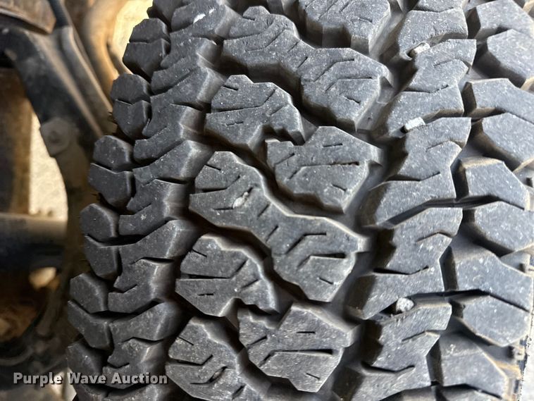 image for item EU4022 2006 Chevrolet Silverado 3500 flatbed pickup truck