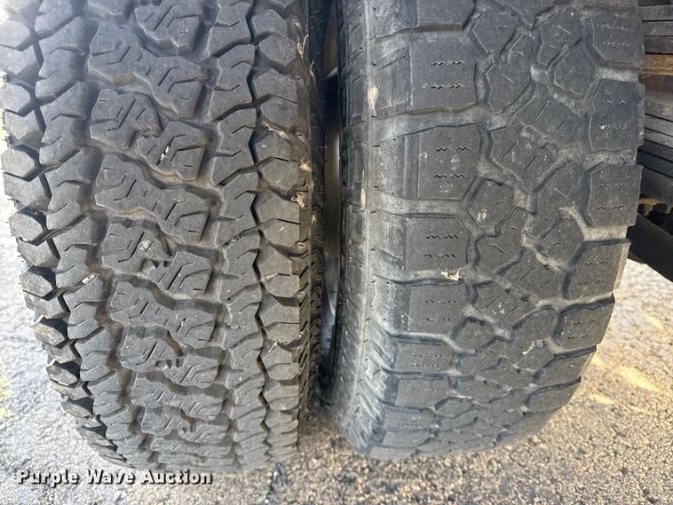 image for item EU4022 2006 Chevrolet Silverado 3500 flatbed pickup truck