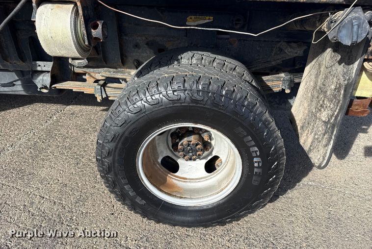 image for item EU4022 2006 Chevrolet Silverado 3500 flatbed pickup truck