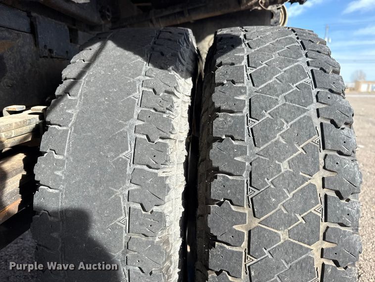 image for item EU4022 2006 Chevrolet Silverado 3500 flatbed pickup truck