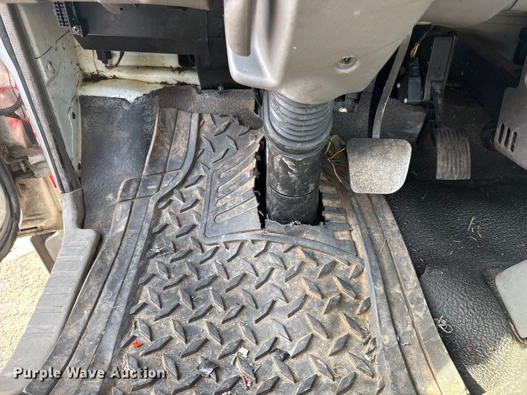 image for item EU4023 2006 Ford 450 truck cab and chassis