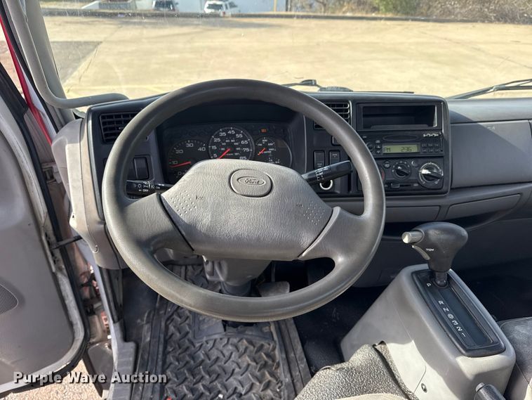 image for item EU4023 2006 Ford 450 truck cab and chassis