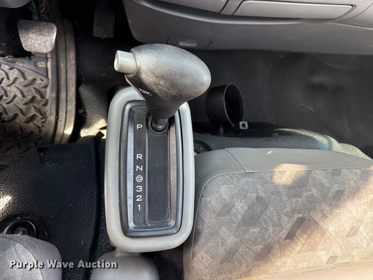 image for item EU4023 2006 Ford 450 truck cab and chassis