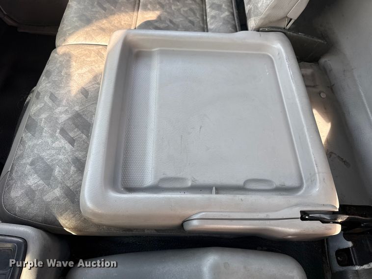 image for item EU4023 2006 Ford 450 truck cab and chassis