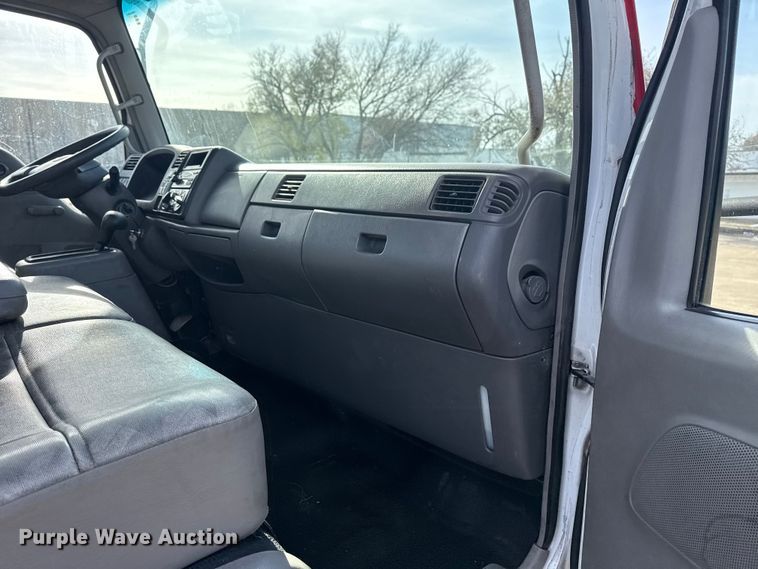 image for item EU4023 2006 Ford 450 truck cab and chassis