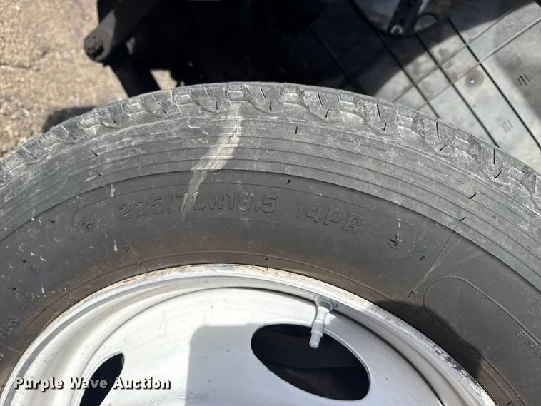 image for item EU4023 2006 Ford 450 truck cab and chassis