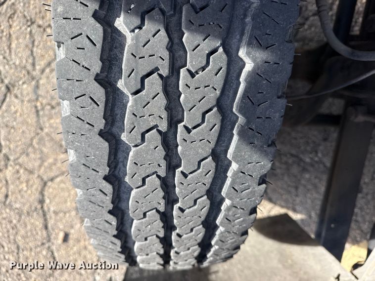 image for item EU4023 2006 Ford 450 truck cab and chassis