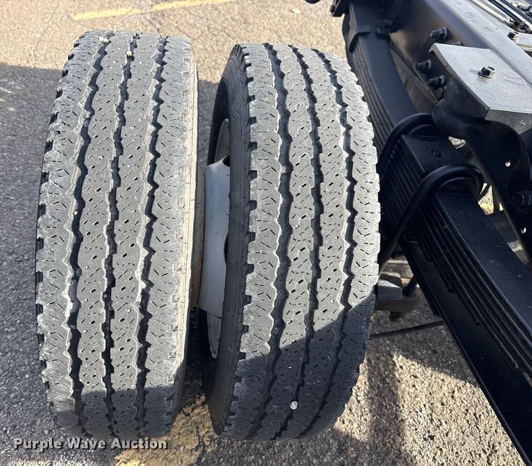 image for item EU4023 2006 Ford 450 truck cab and chassis