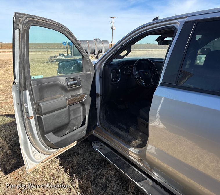 image for item EU4736 2019 Chevrolet Silverado 15000 Crew Cab pickup truck