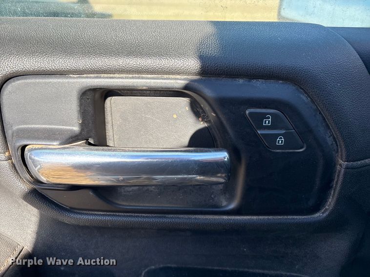 image for item EU4736 2019 Chevrolet Silverado 15000 Crew Cab pickup truck