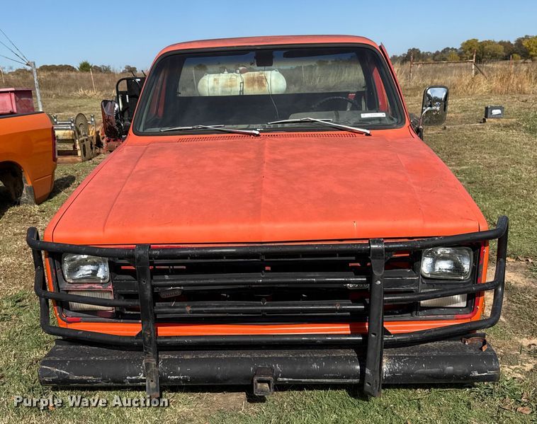 image for item EU5353 1985 Chevrolet D30 pickup truck cab and chassis