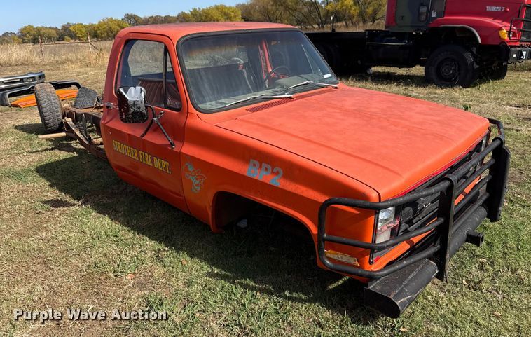 image for item EU5353 1985 Chevrolet D30 pickup truck cab and chassis