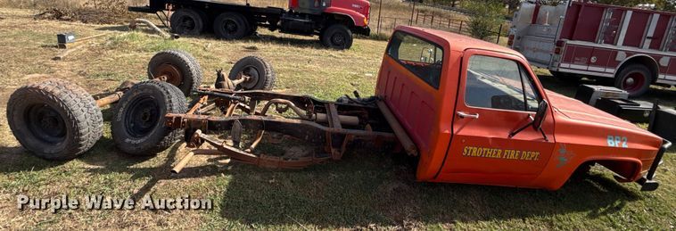 image for item EU5353 1985 Chevrolet D30 pickup truck cab and chassis