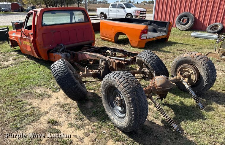 image for item EU5353 1985 Chevrolet D30 pickup truck cab and chassis