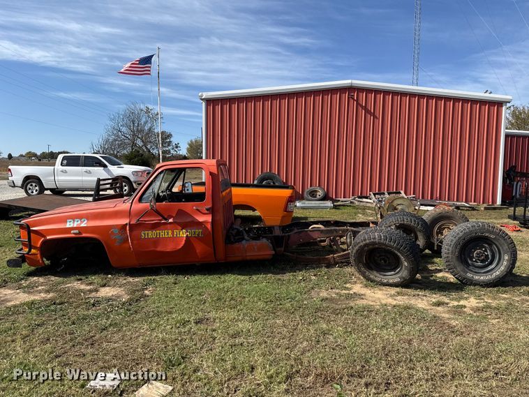 image for item EU5353 1985 Chevrolet D30 pickup truck cab and chassis