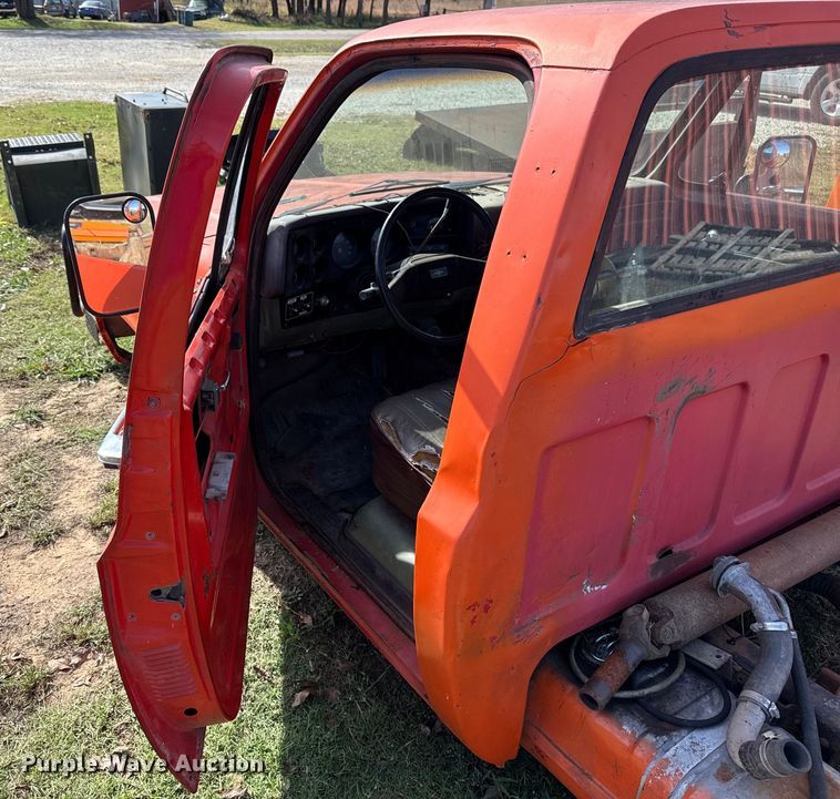image for item EU5353 1985 Chevrolet D30 pickup truck cab and chassis