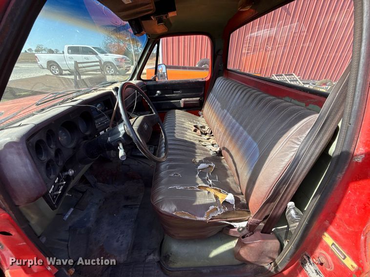 image for item EU5353 1985 Chevrolet D30 pickup truck cab and chassis