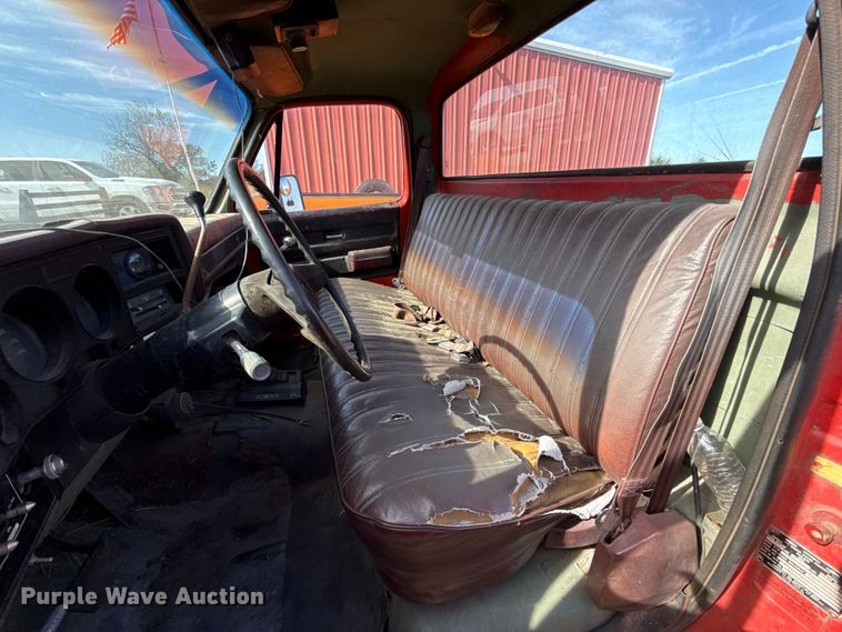 image for item EU5353 1985 Chevrolet D30 pickup truck cab and chassis