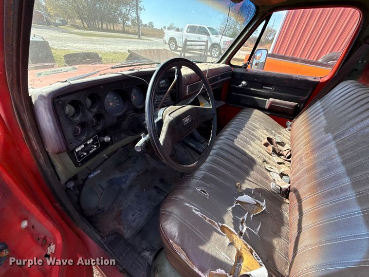 image for item EU5353 1985 Chevrolet D30 pickup truck cab and chassis