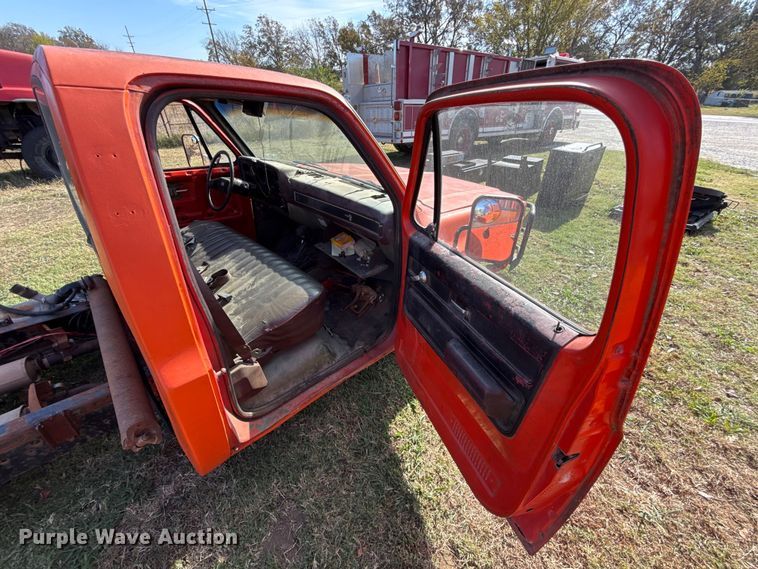 image for item EU5353 1985 Chevrolet D30 pickup truck cab and chassis