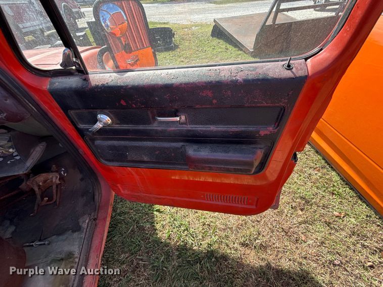 image for item EU5353 1985 Chevrolet D30 pickup truck cab and chassis