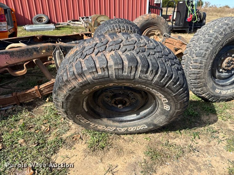 image for item EU5353 1985 Chevrolet D30 pickup truck cab and chassis