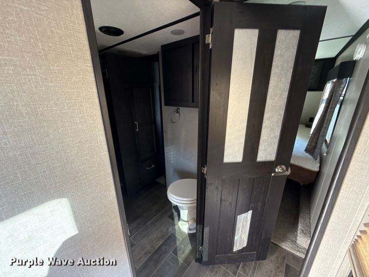 image for item EU5360 2017 Keystone FZ42317 toy hauler camper