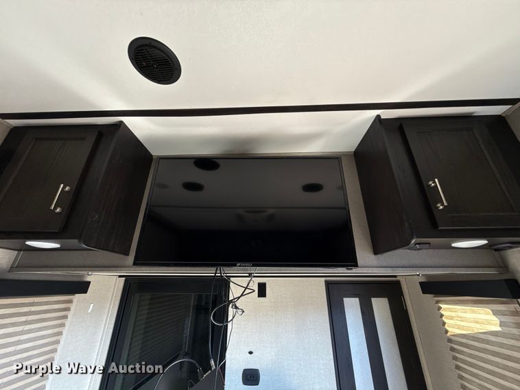 image for item EU5360 2017 Keystone FZ42317 toy hauler camper