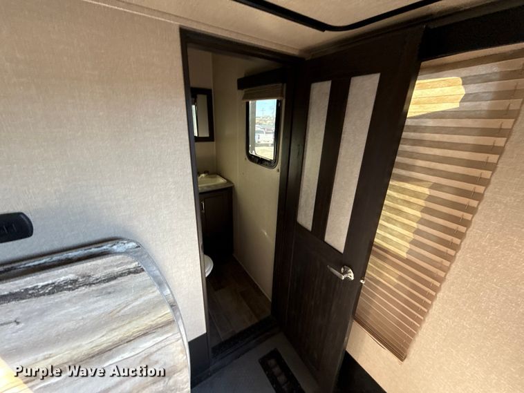 image for item EU5360 2017 Keystone FZ42317 toy hauler camper