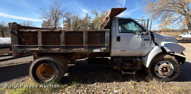 image for item EU5431 2000 Ford F-750 dump truck